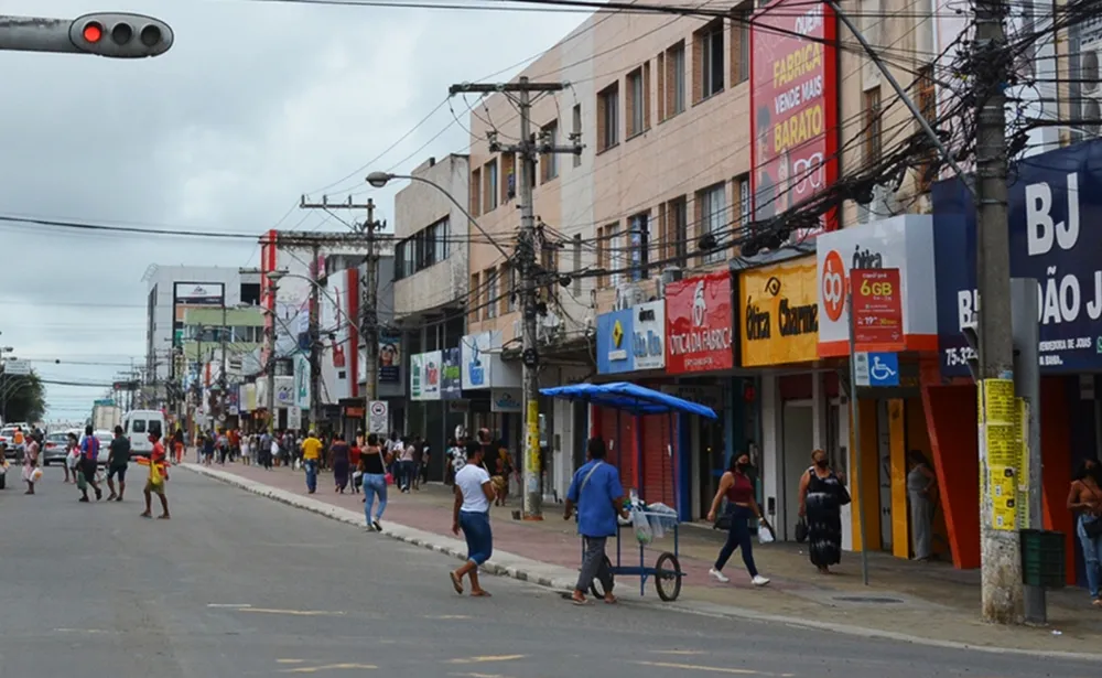 Movimento de consumidores no centro comercial de Feira de Santana durante horário especial de funcionamento no mês de junho